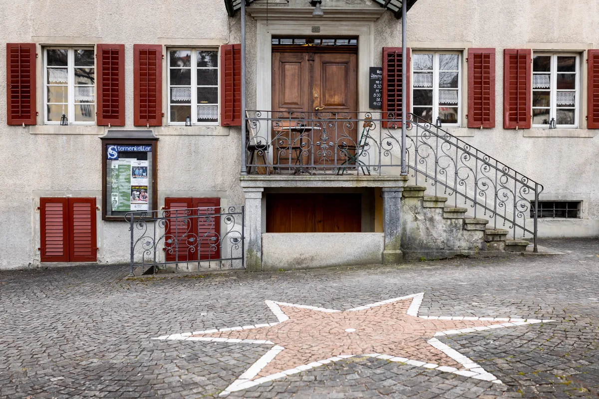 Gleiches gilt für den «Sternen» in Rüti. Nach einer kurzzeitigen Lösung muss der Eigentümer bereits wieder nach einem neuen Pächter suchen. Ein altes Restaurant mit roten Fensterläden.